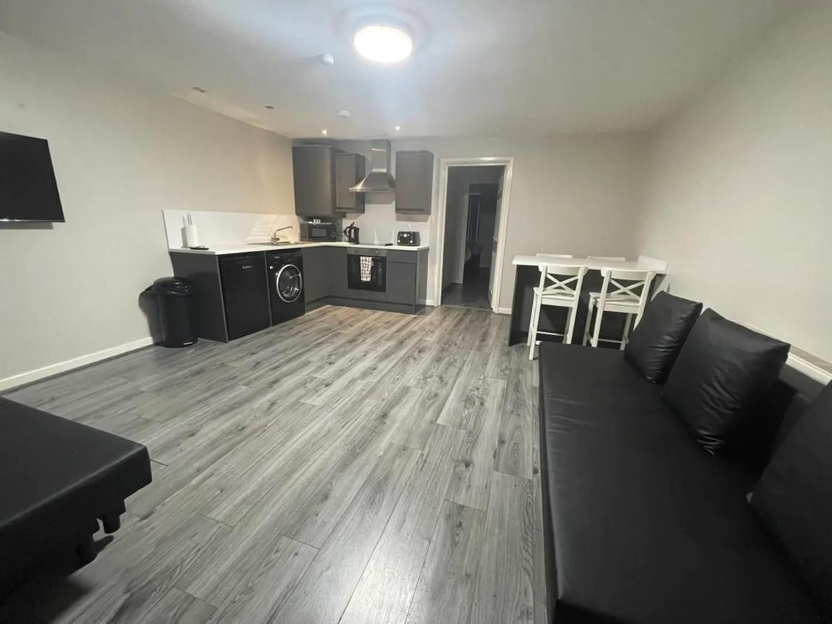 Hosted By Ryan - 2 Bedroom Apartment Liverpool Bagian luar foto